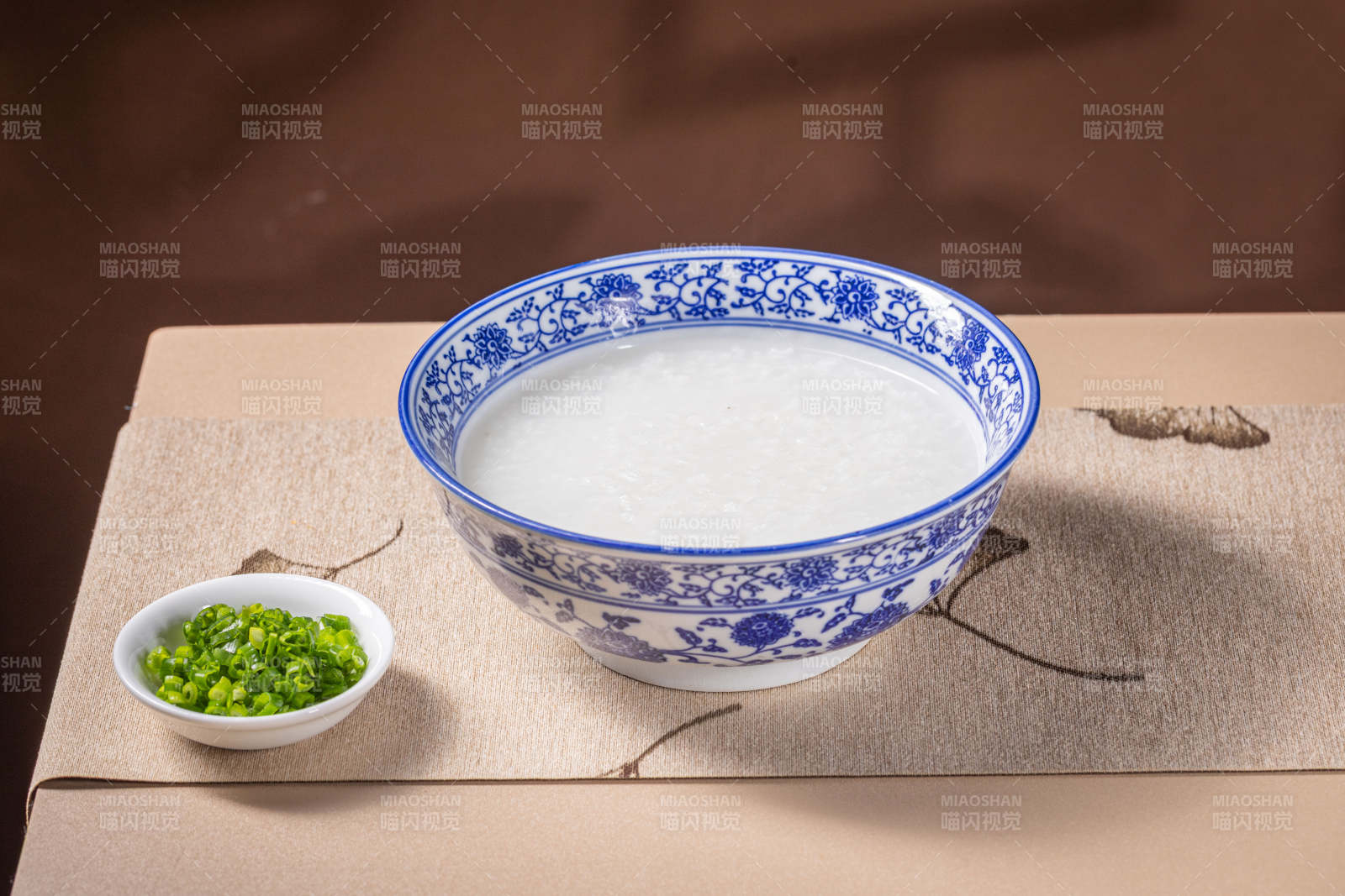 青花瓷碗盛白米粥图片