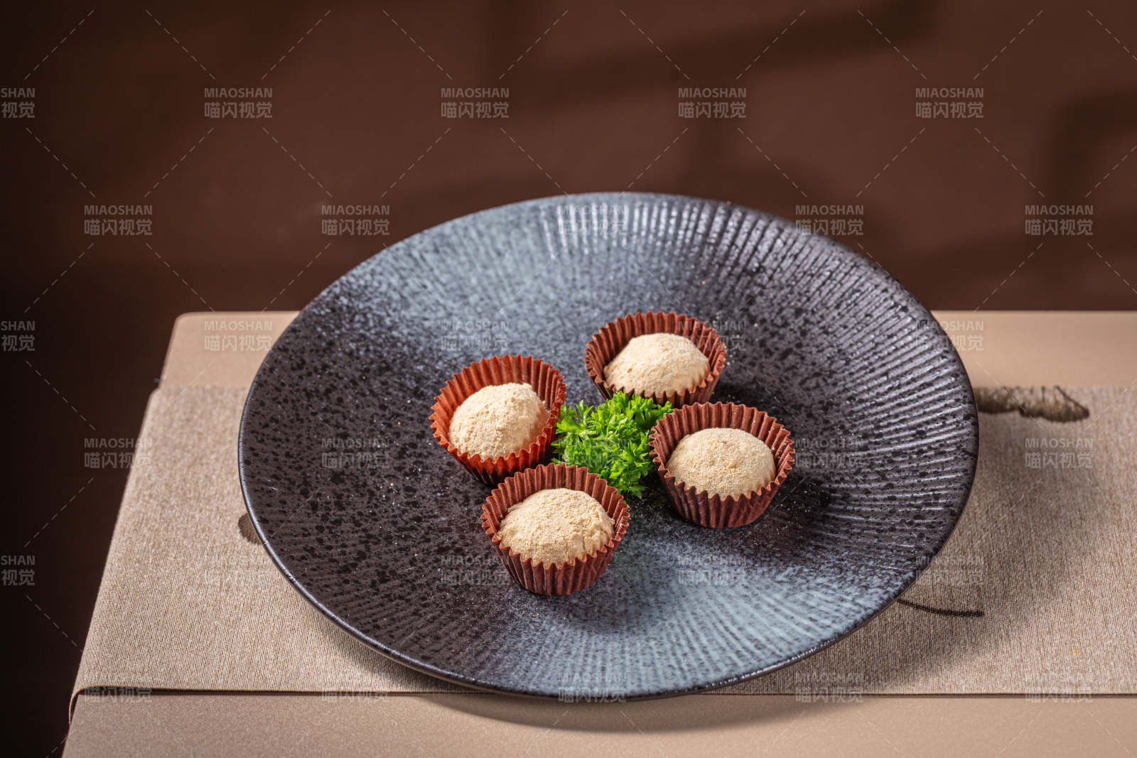 四杯糕点盘中摆图片