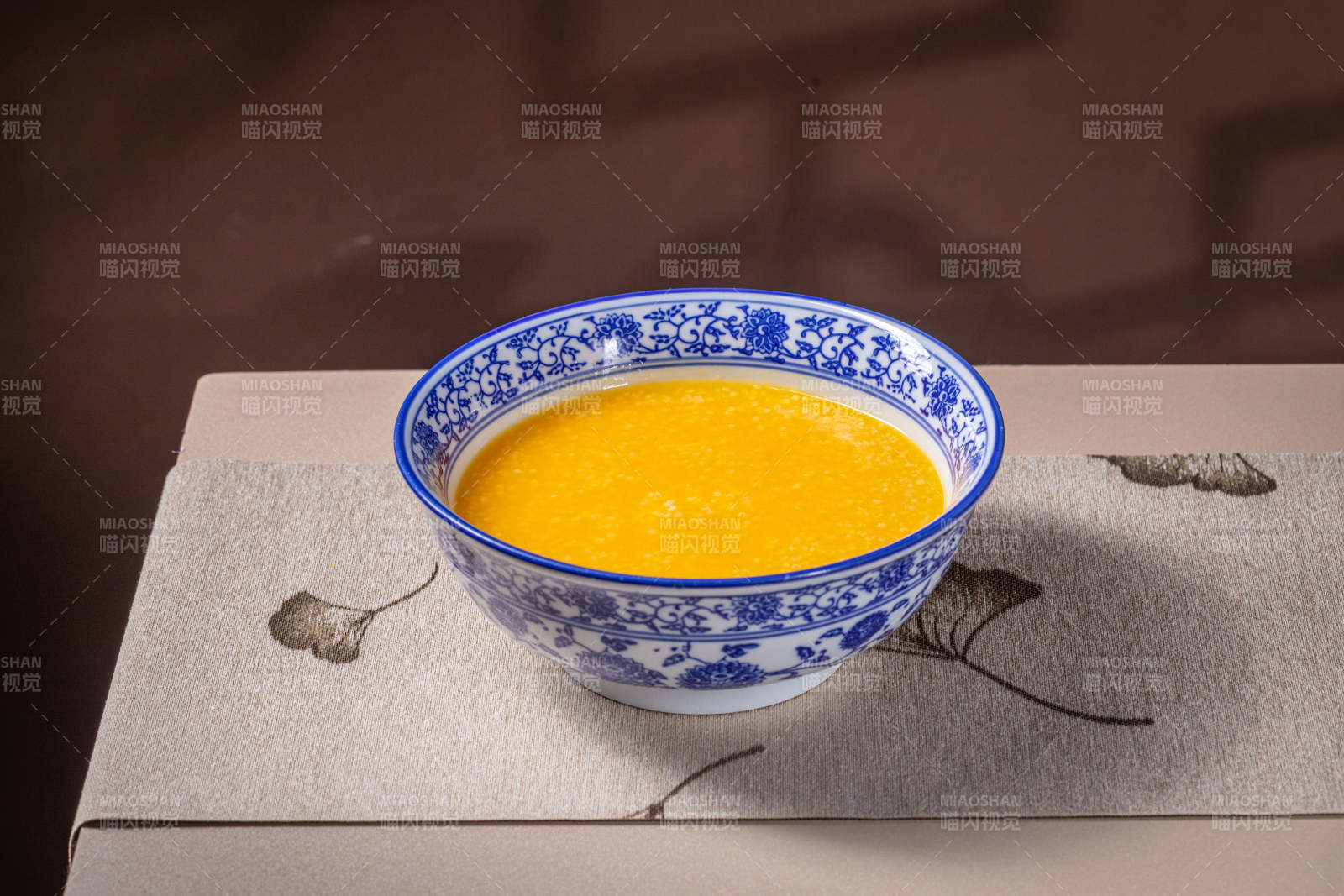 南瓜粥盛于青花碗图片