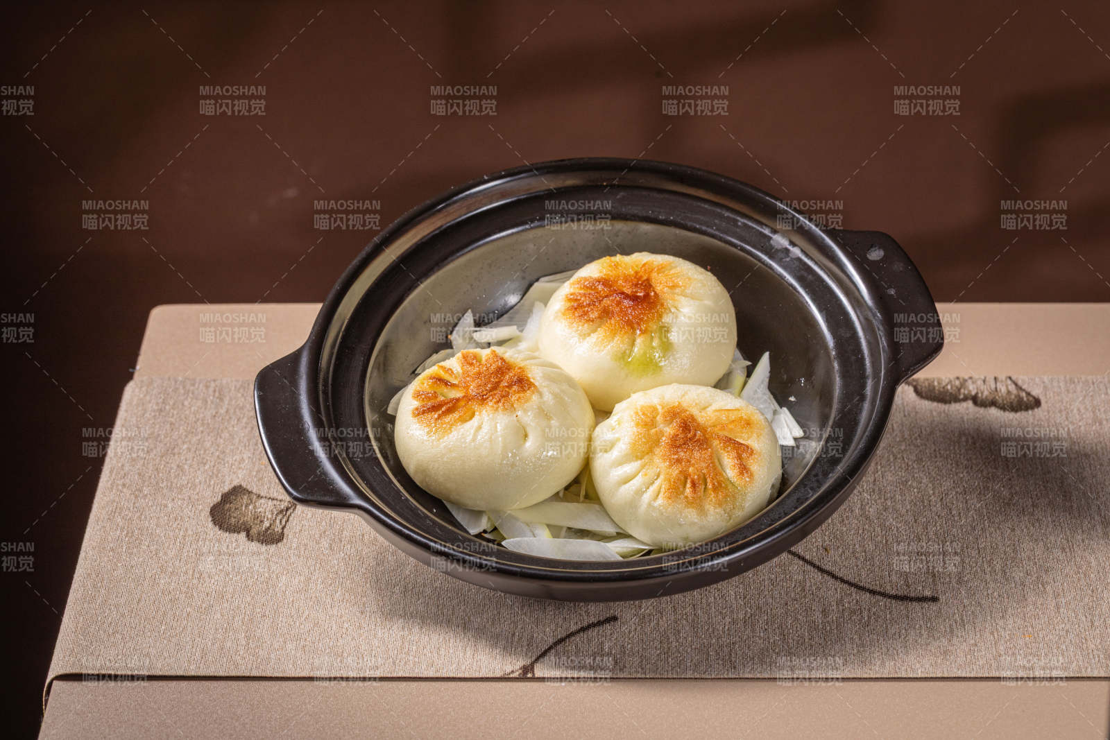 金黄包子 热气腾腾图片