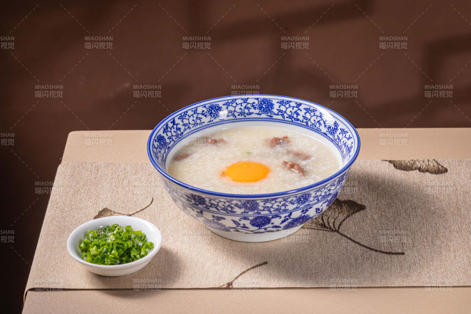 蛋花粥配葱花图片