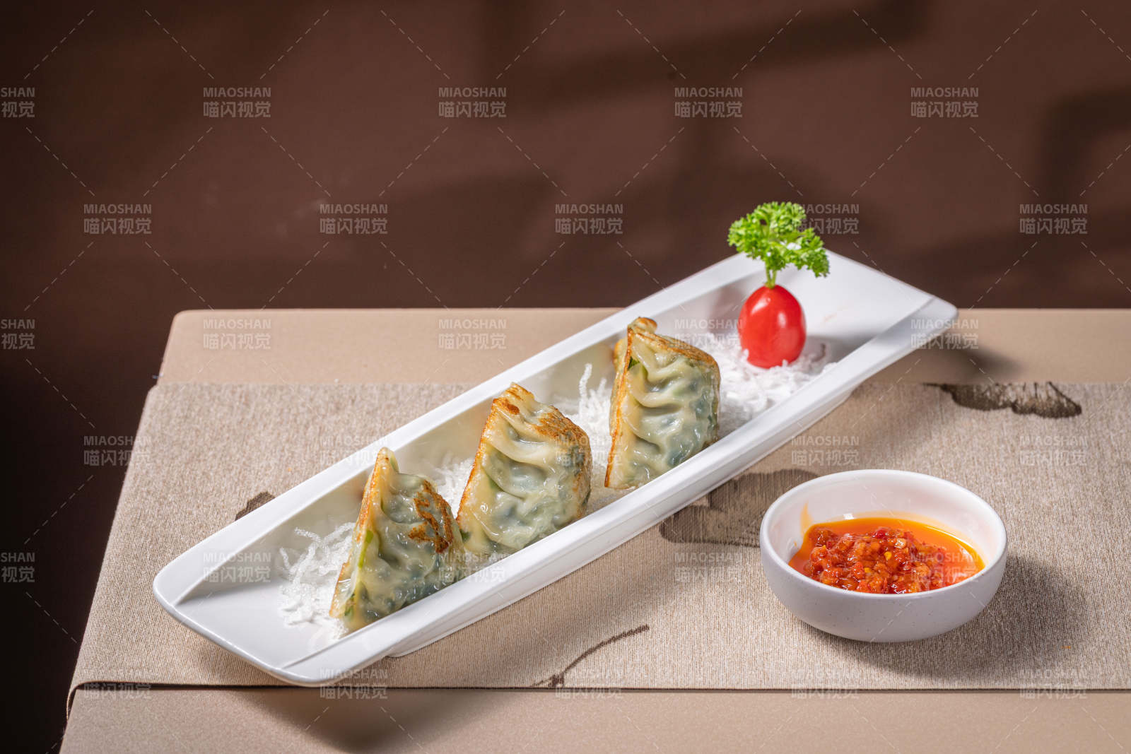 美味煎饺配辣酱图片