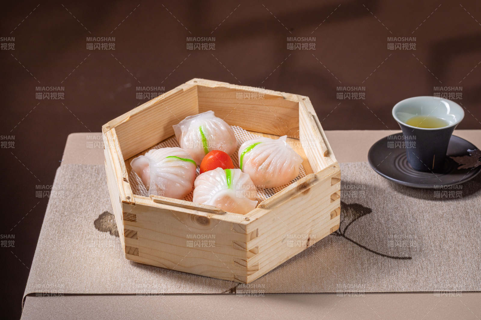 蒸笼里的美味虾饺图片