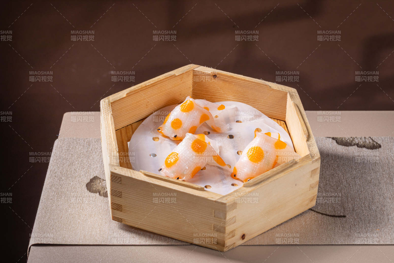 木盒中的橙点甜品图片