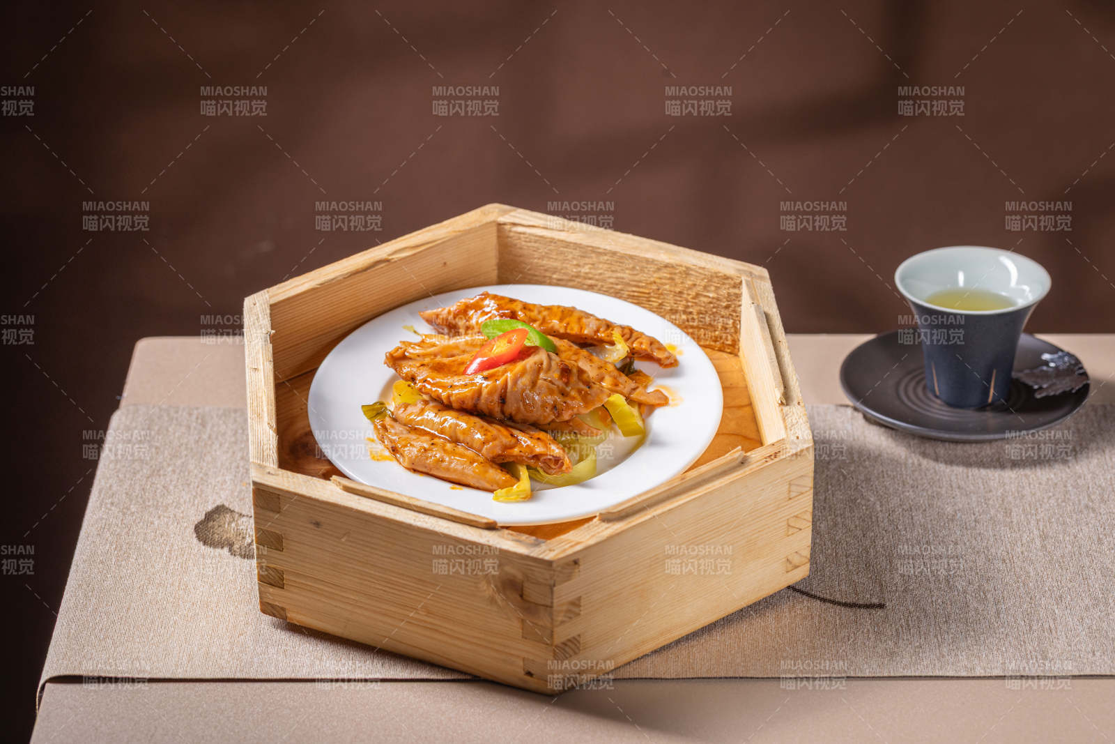 木盒蒸鸡翅配茶图片