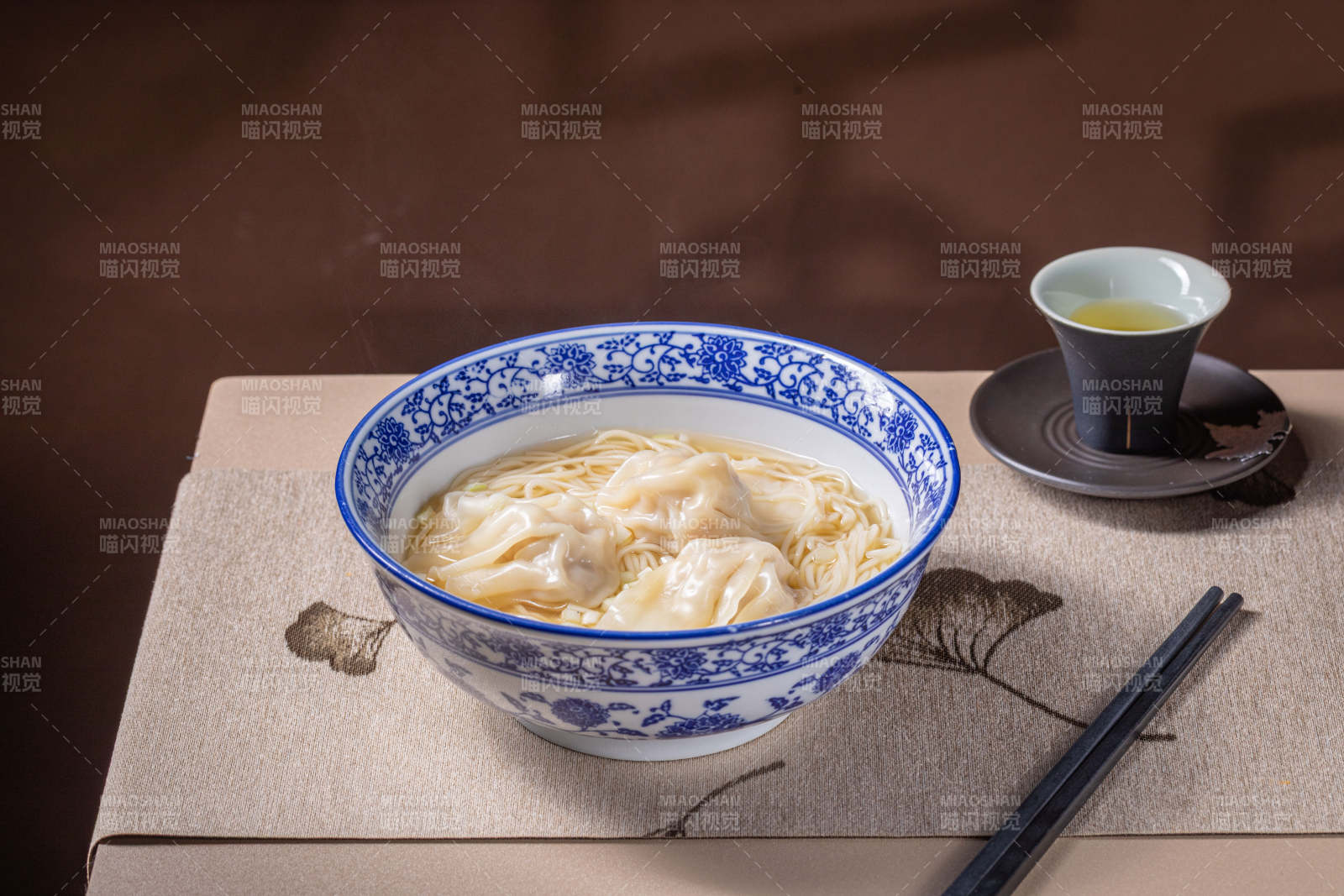 青花瓷碗盛面图片