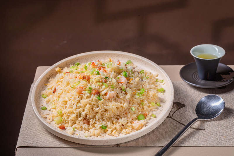 美味炒饭配茶图片
