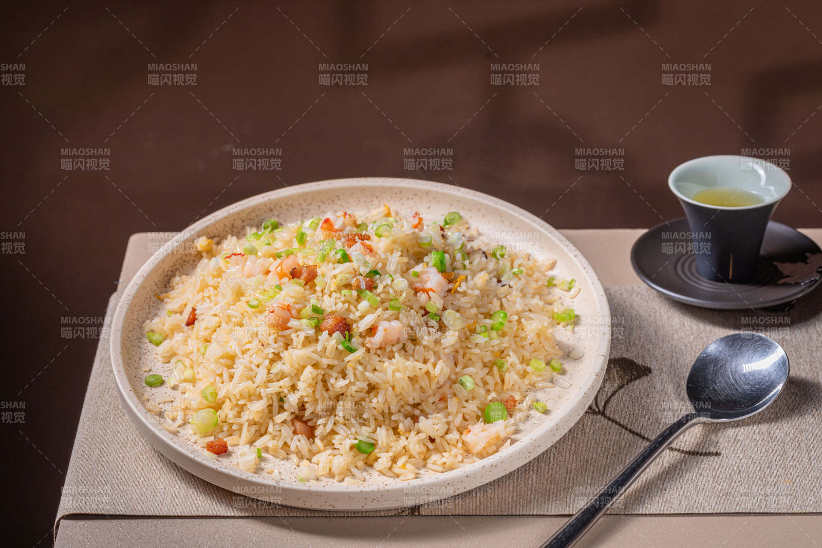 美味炒饭配茶图片