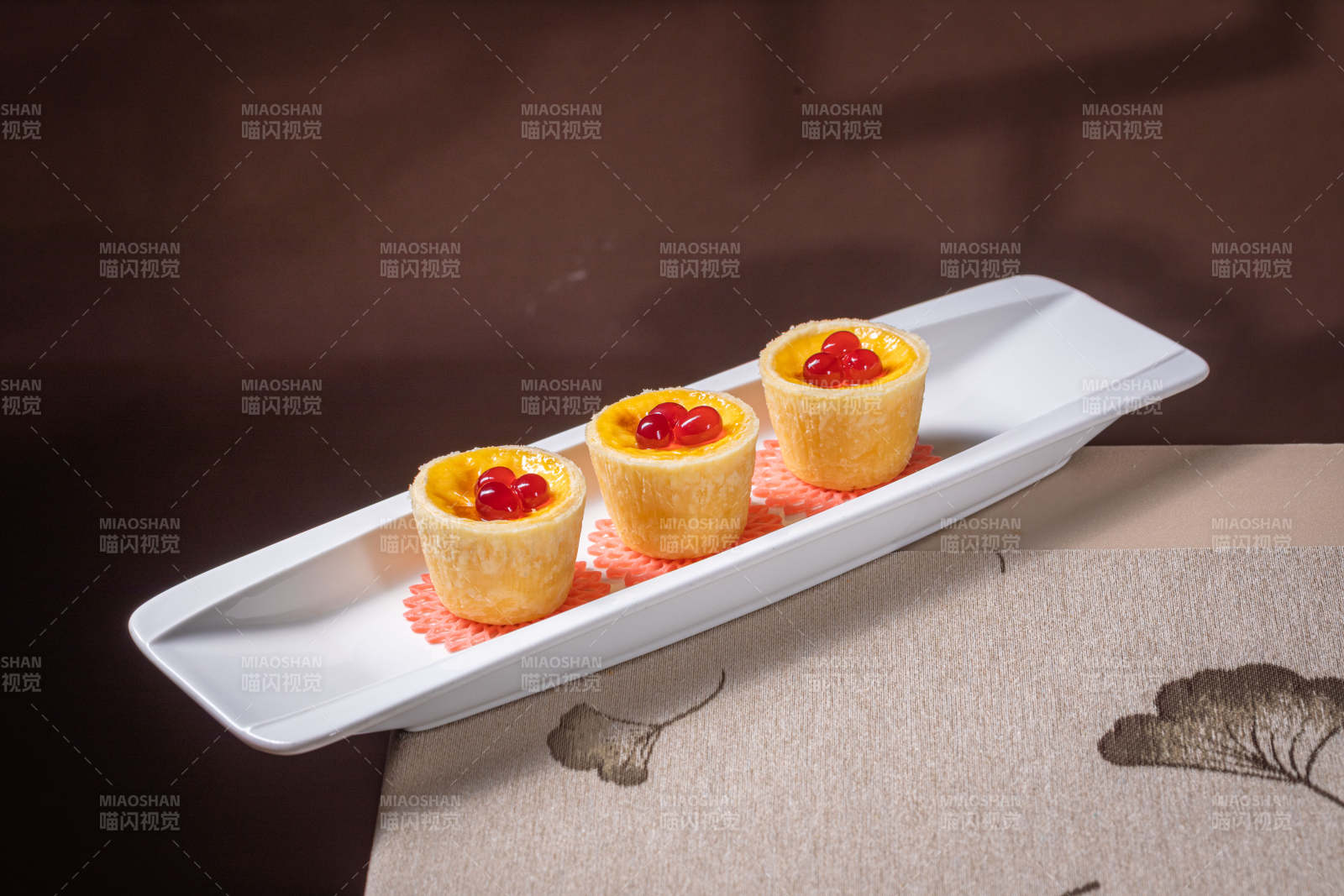 精致小蛋糕三颗图片