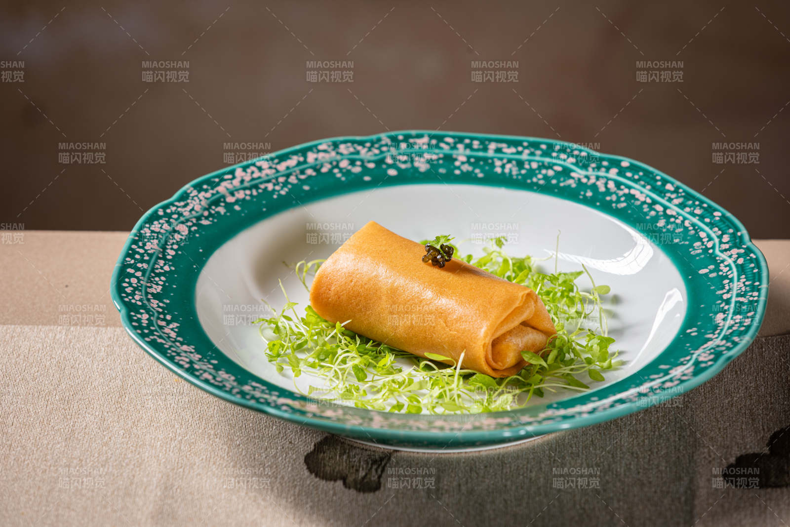 春卷配香草图片