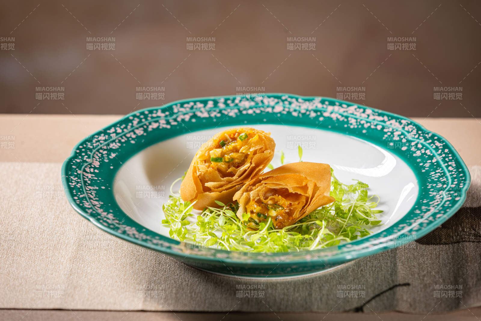 金黄酥卷配香菜图片