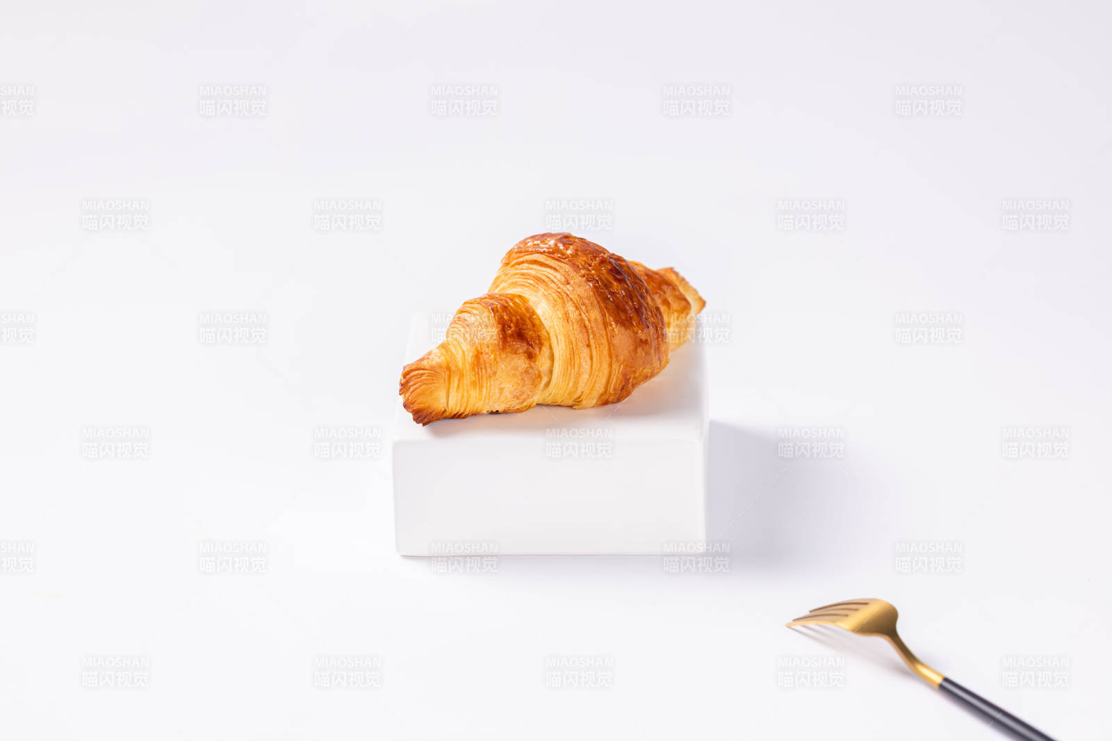 金黄羊角面包图片