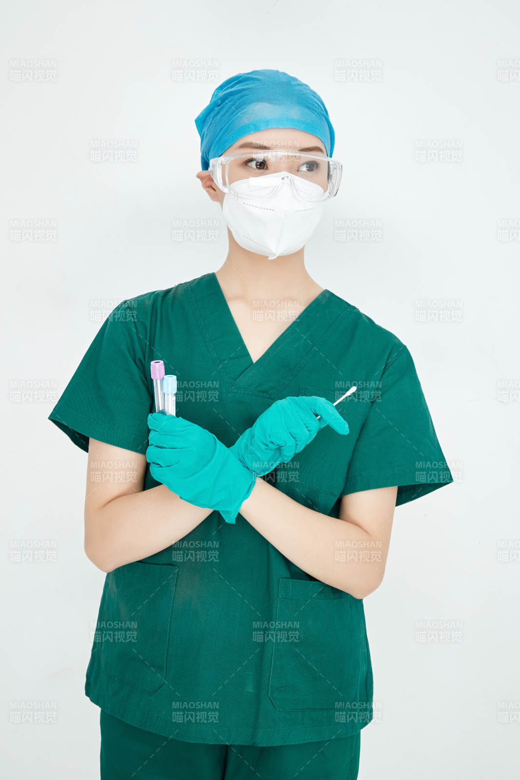 采集病例化验检测样本的外科手术医生图片