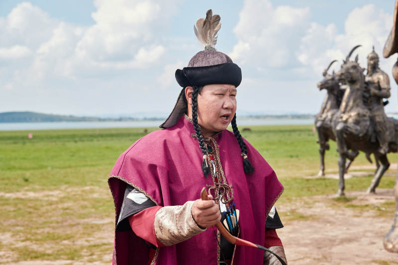 草原那达慕大会上的蒙古弓箭手图片