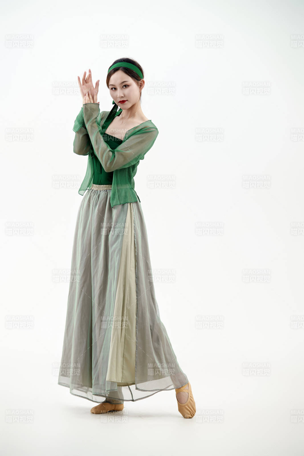 身穿青色古典舞蹈服装手拿蒲扇跳舞的少女图片