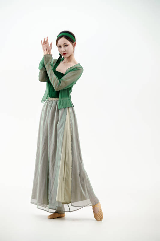 身穿青色古典舞蹈服装手拿蒲扇跳舞的少女图片