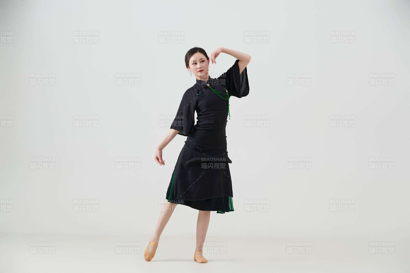 穿着中式旗袍翩翩舞蹈的亚洲少女舞者图片