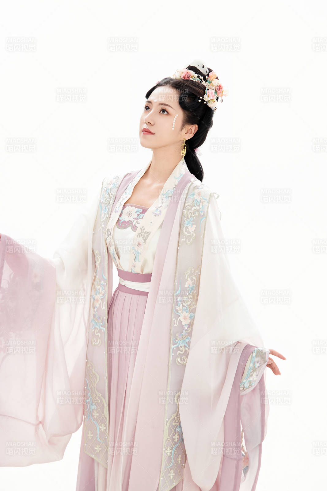 白色背景下穿着南北宋朝汉服的少女图片