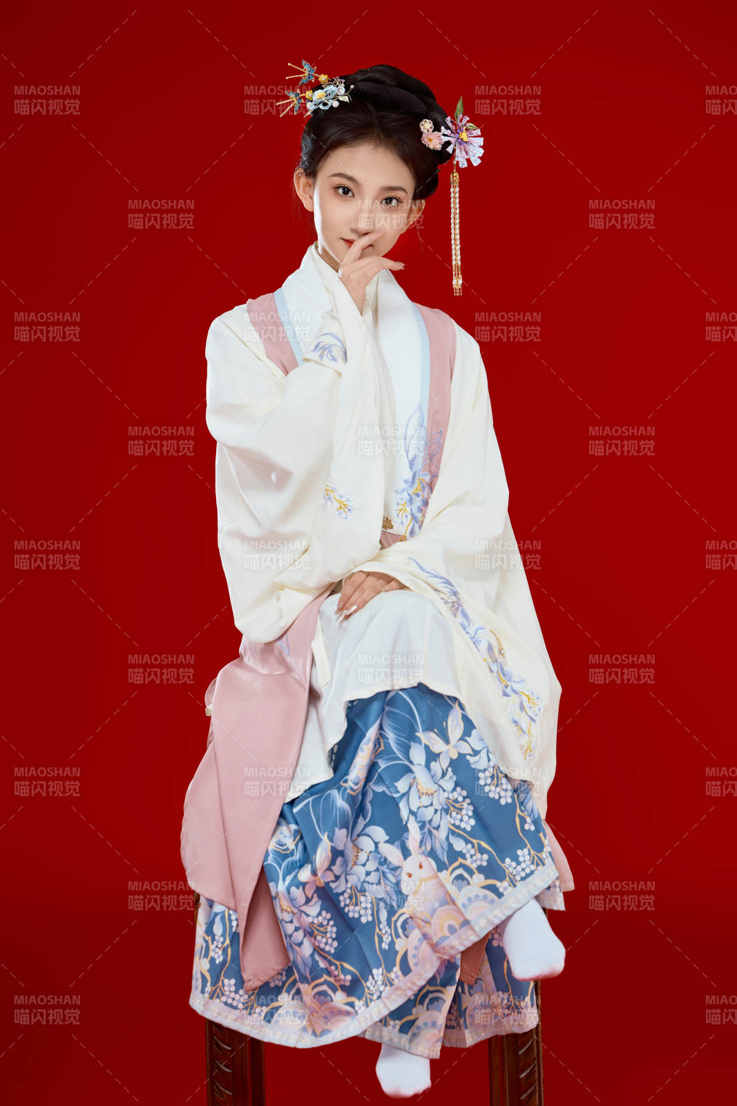 红色背景下穿着中国明朝明制汉服服饰的少女图片