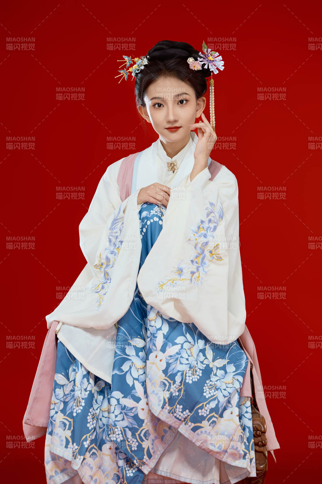 红色背景下穿着中国明朝明制汉服服饰的少女图片