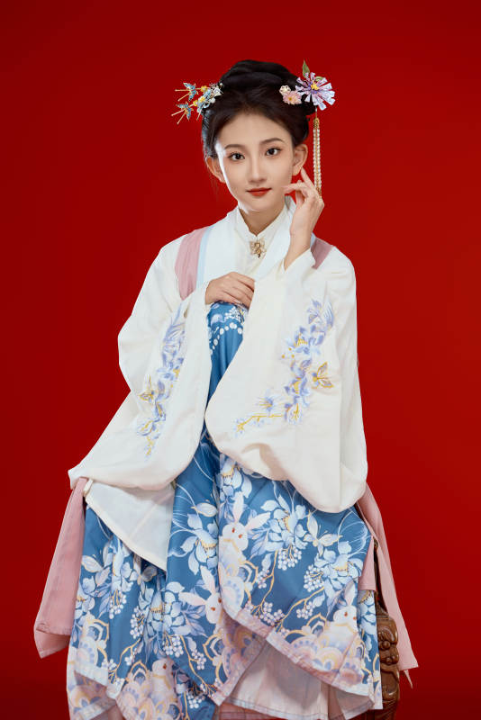 红色背景下穿着中国明朝明制汉服服饰的少女图片