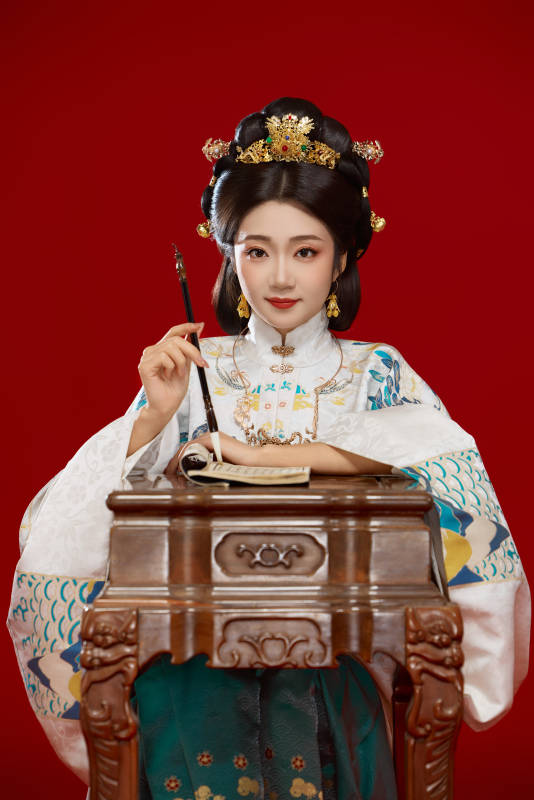 身穿明制汉服在桌前学习传统文化的中国美女图片