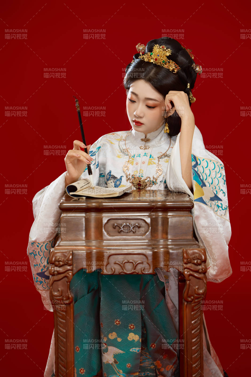身穿明制汉服在桌前学习传统文化的中国美女图片