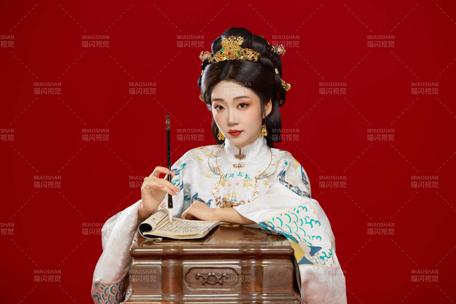 身穿明制汉服在桌前学习传统文化的中国美女图片