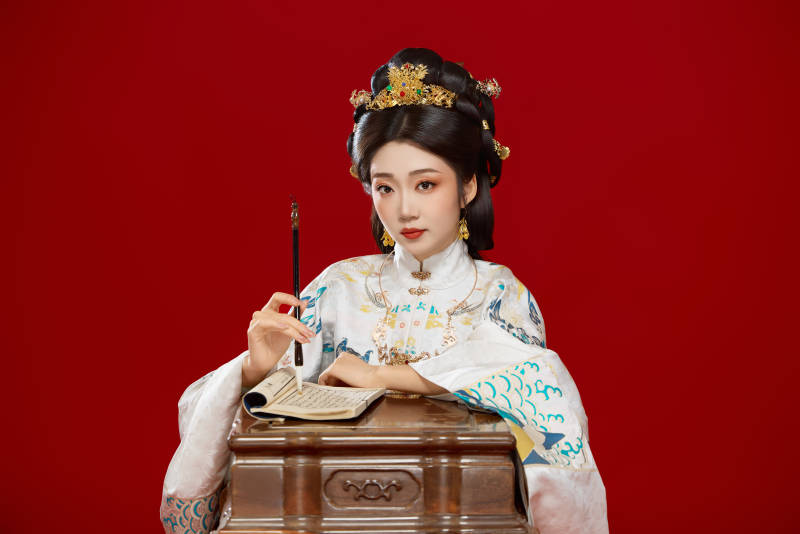 身穿明制汉服在桌前学习传统文化的中国美女图片