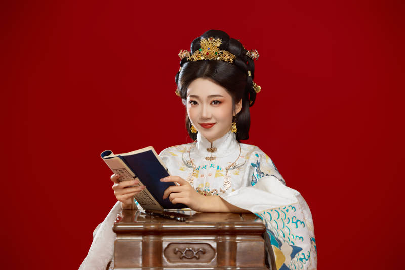 身穿明制汉服在桌前学习传统文化的中国美女图片