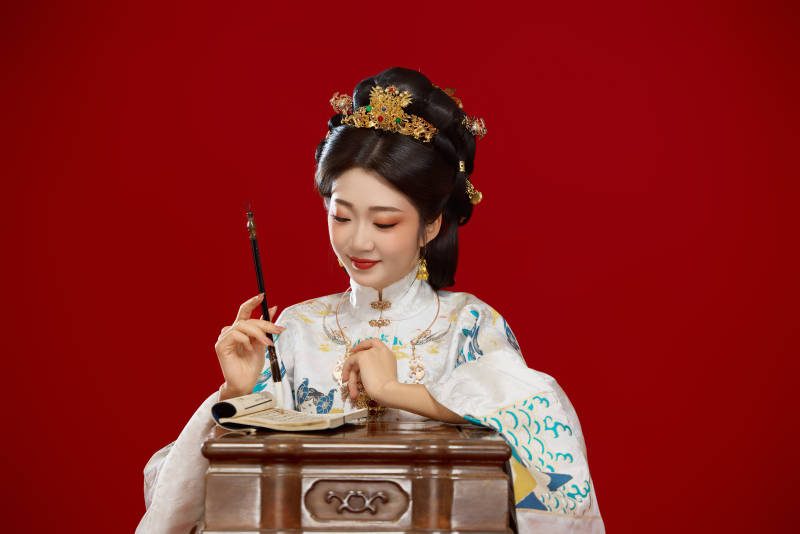 身穿明制汉服在桌前学习传统文化的中国美女图片