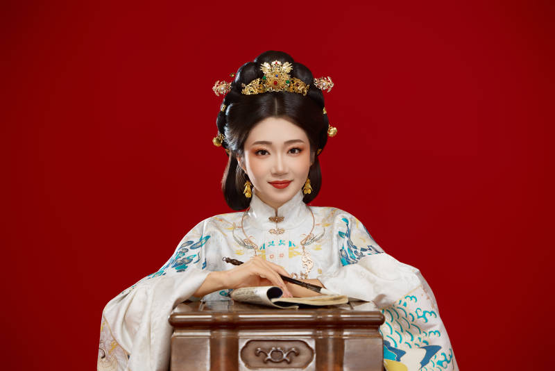 身穿明制汉服在桌前学习传统文化的中国美女图片