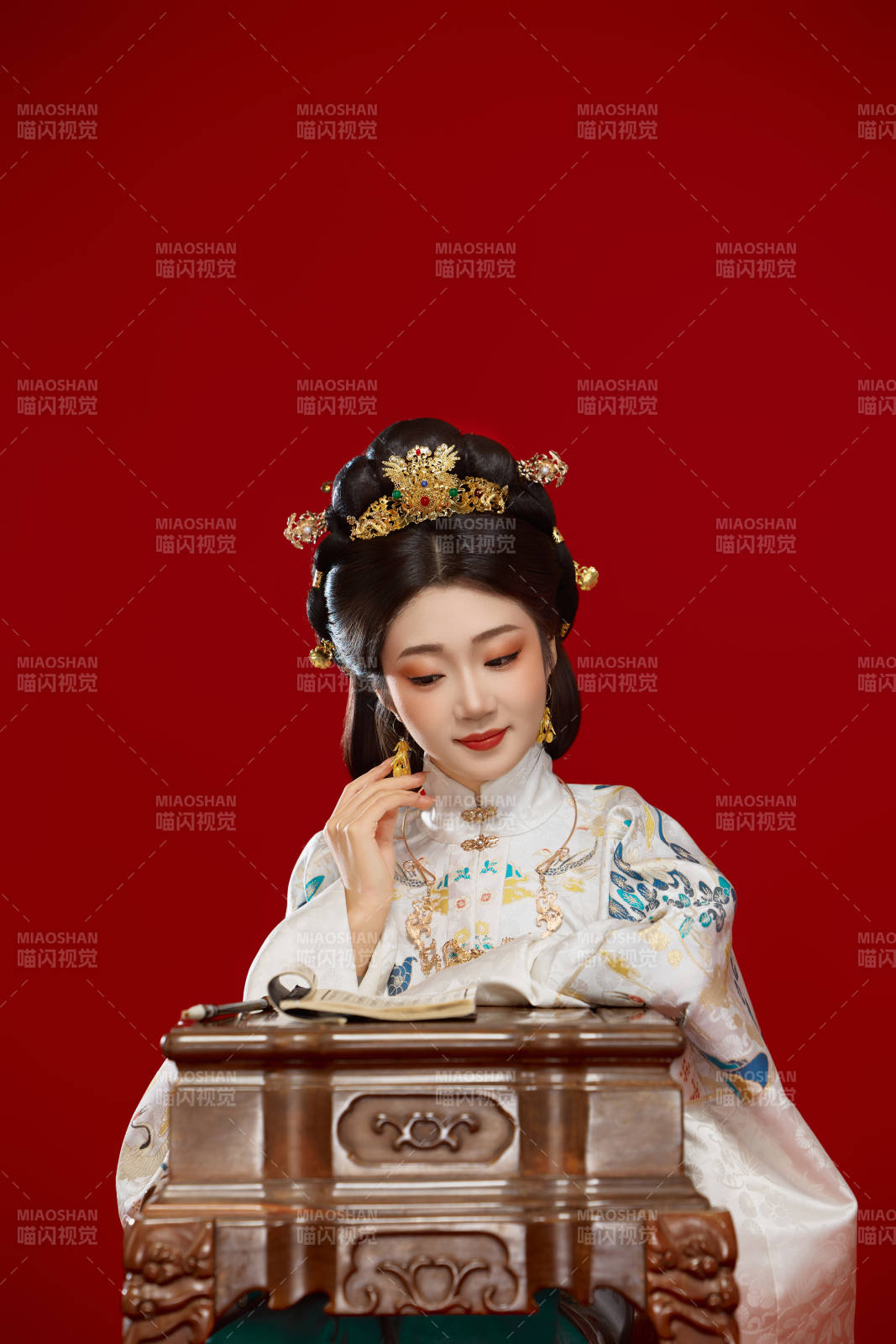 身穿明制汉服在桌前学习传统文化的中国美女图片