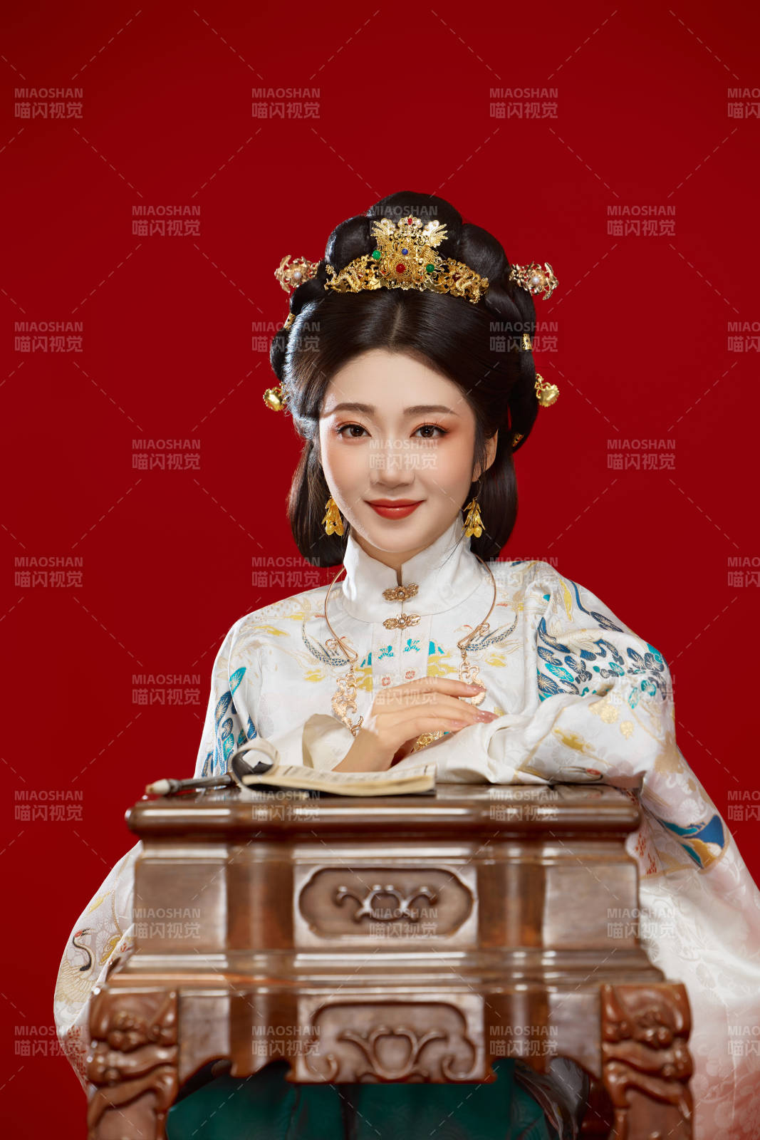 身穿明制汉服在桌前学习传统文化的中国美女图片