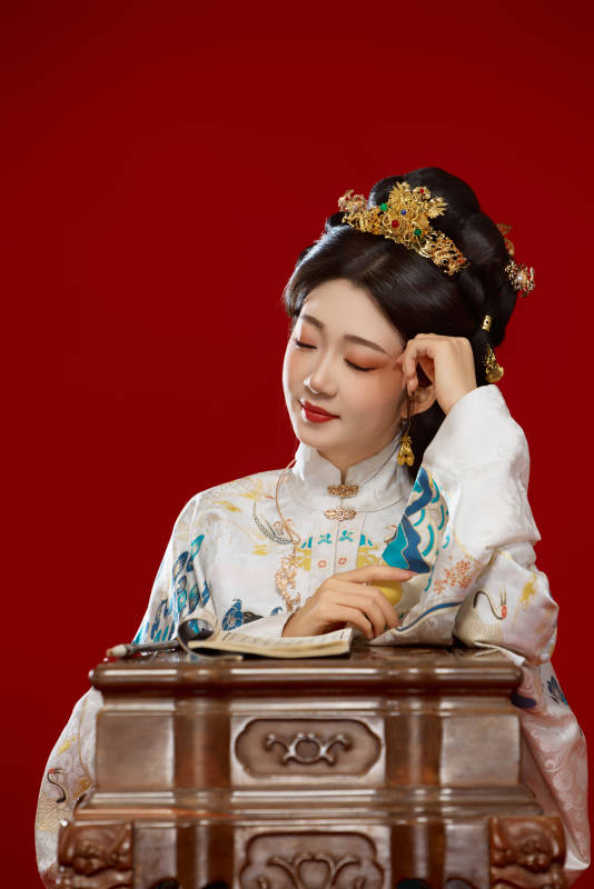 身穿明制汉服在桌前学习传统文化的中国美女图片