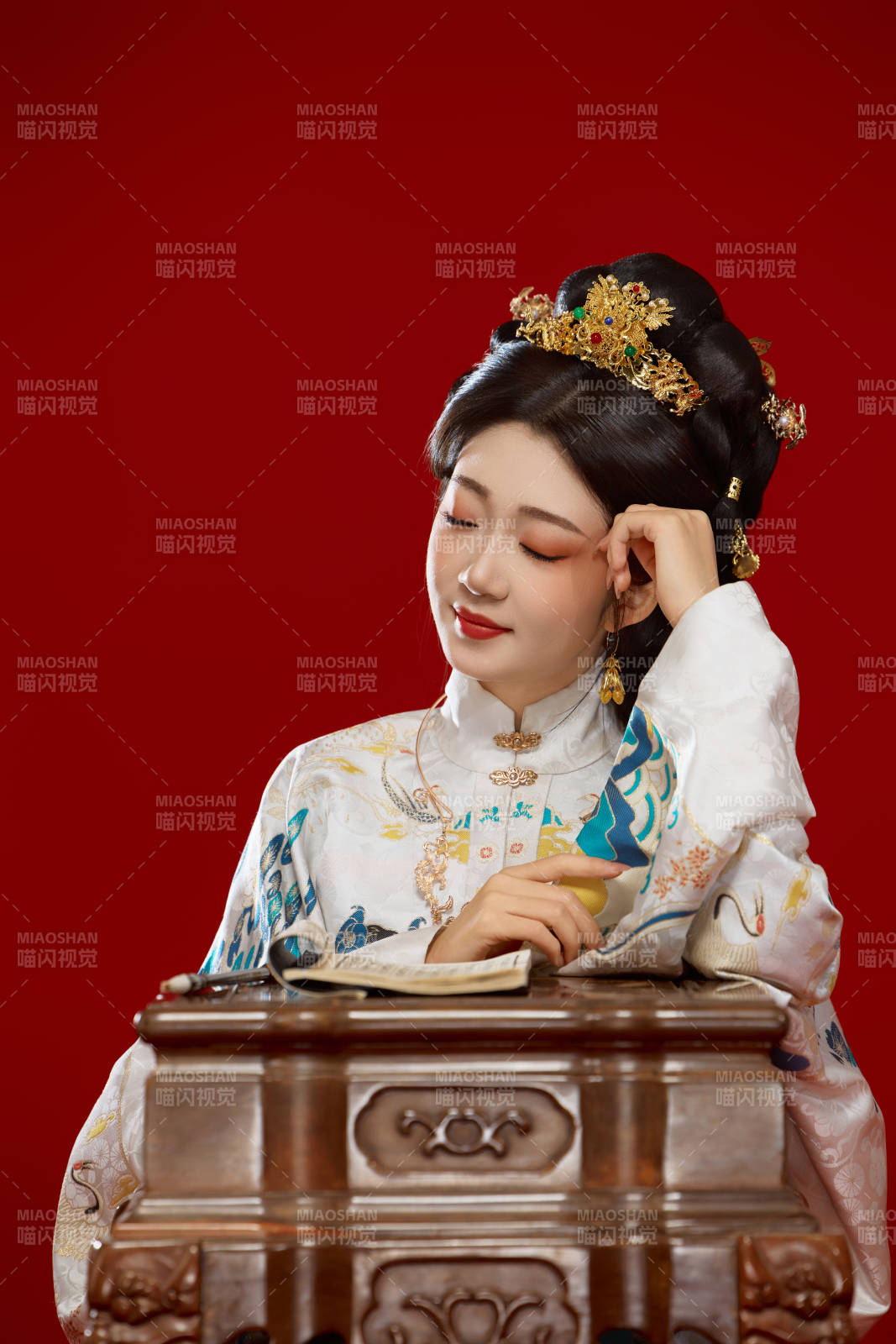 身穿明制汉服在桌前学习传统文化的中国美女图片