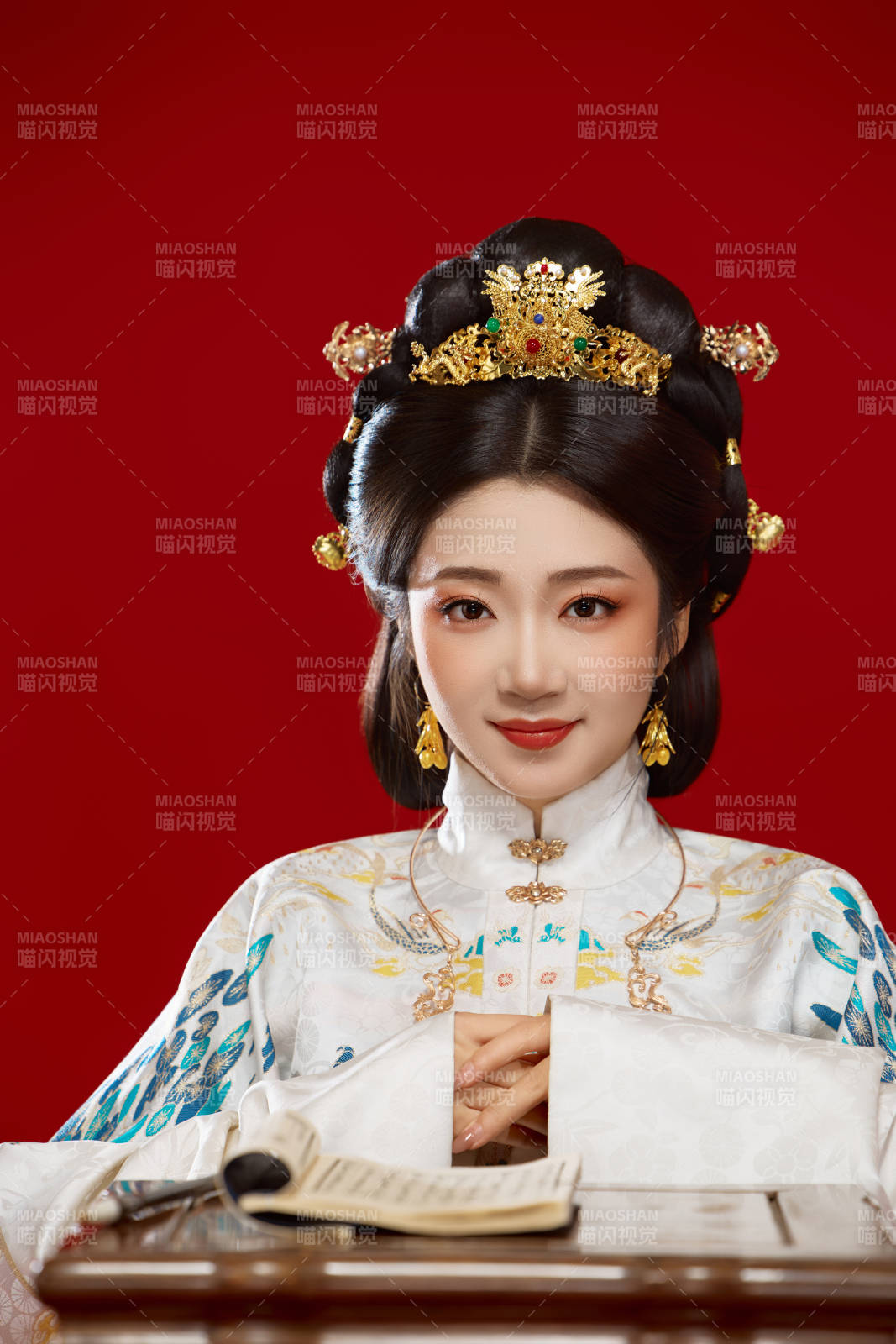 身穿明制汉服在桌前学习传统文化的中国美女图片