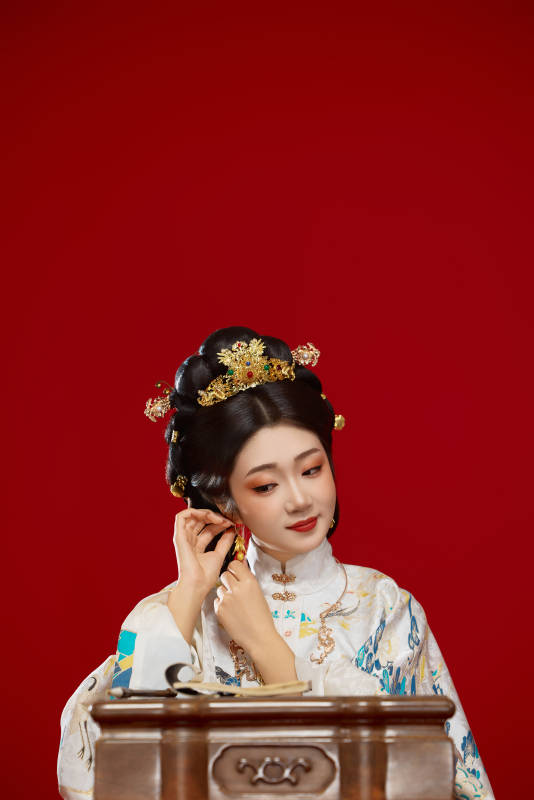 红色背景下穿着中国明朝明制汉服服饰的少女图片