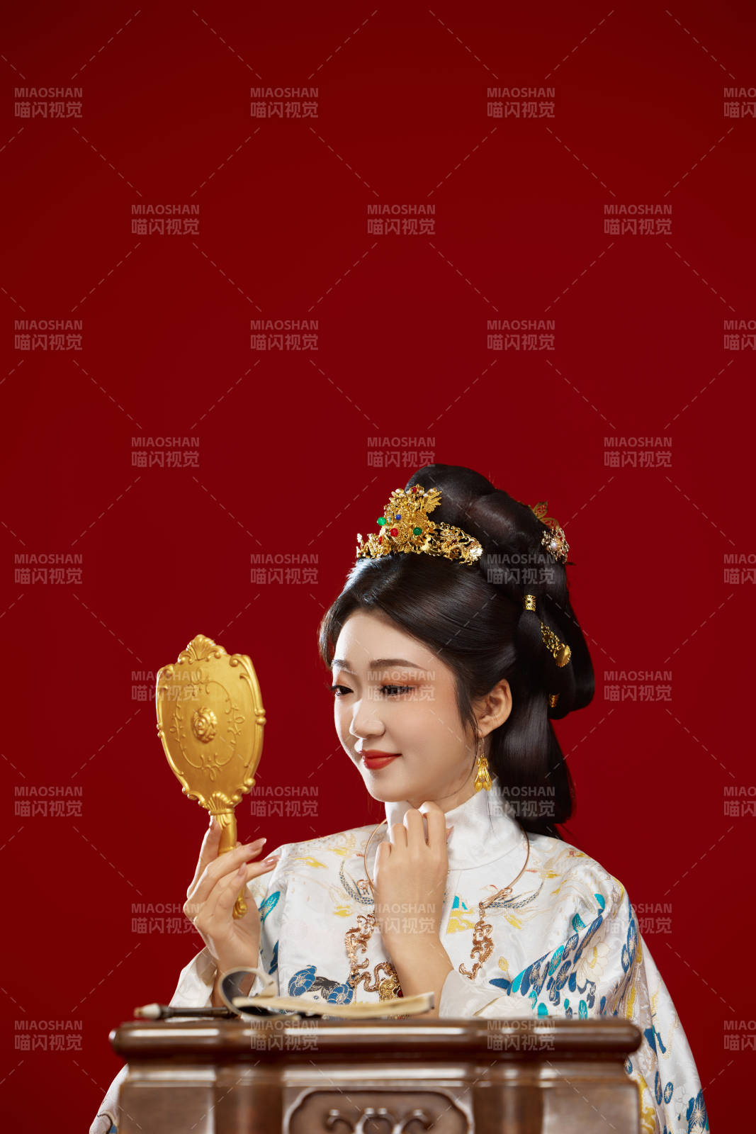 红色背景下穿着中国明朝明制汉服服饰的少女图片