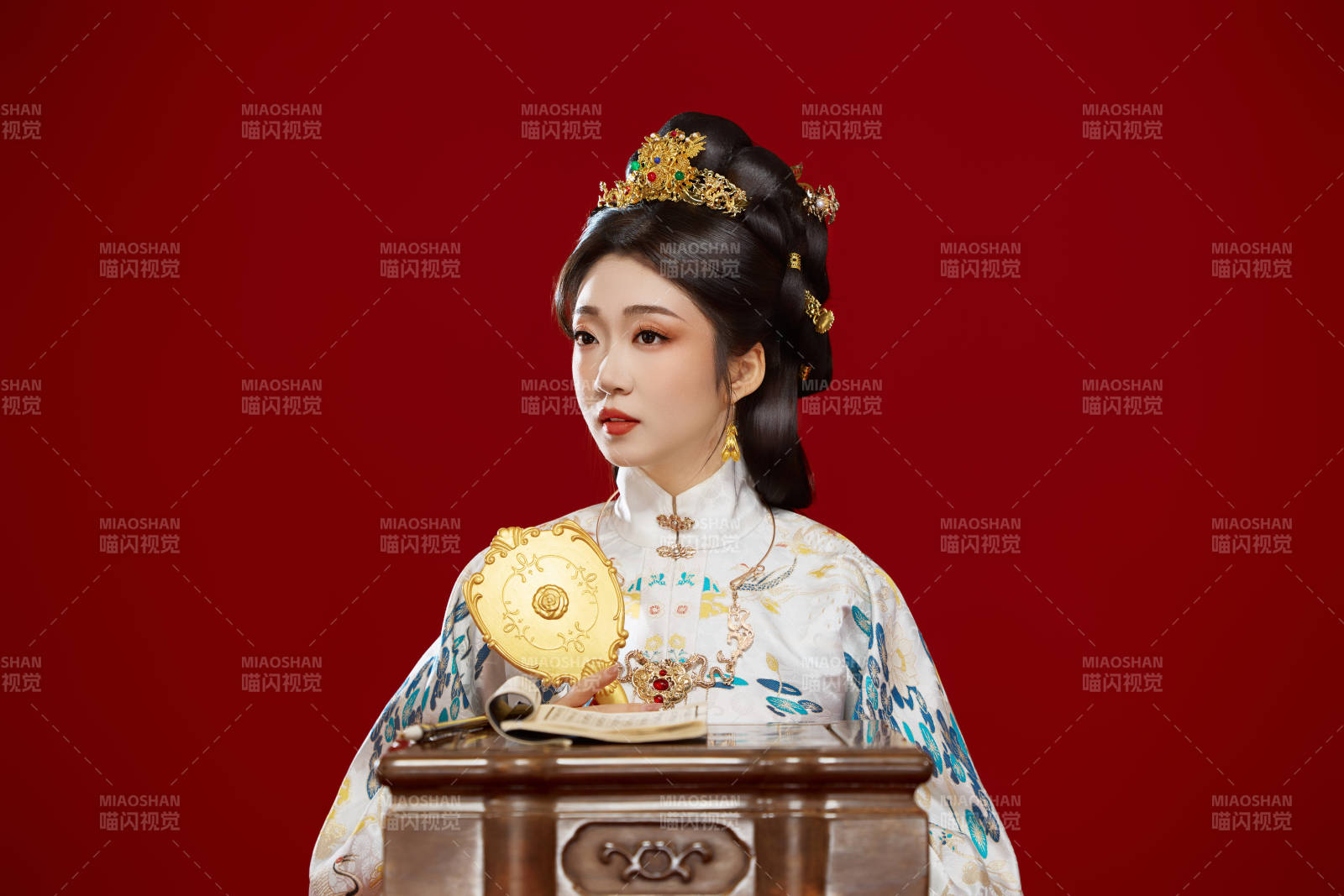 红色背景下穿着中国明朝明制汉服服饰的少女图片