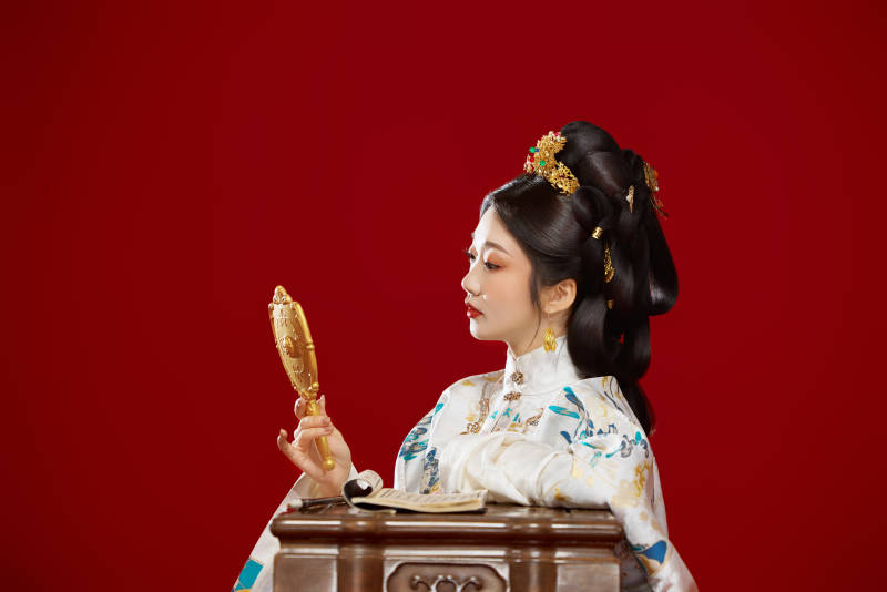 红色背景下穿着中国明朝明制汉服服饰的少女图片