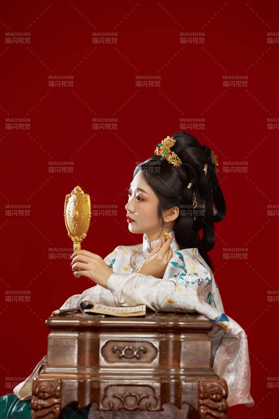 红色背景下穿着中国明朝明制汉服服饰的少女图片