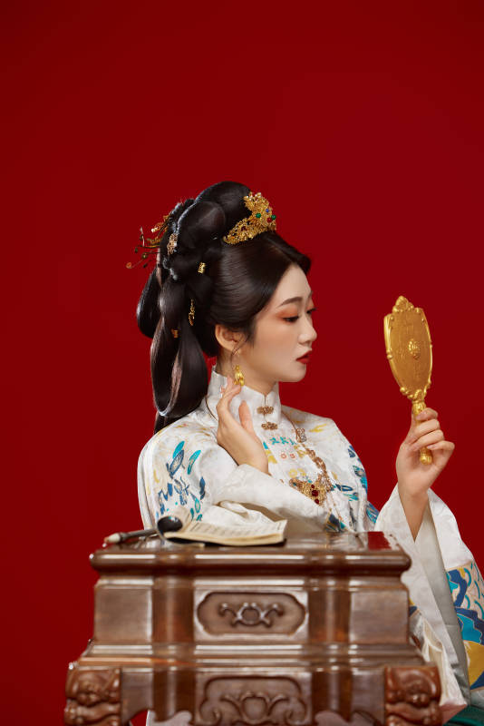 红色背景下穿着中国明朝明制汉服服饰的少女图片