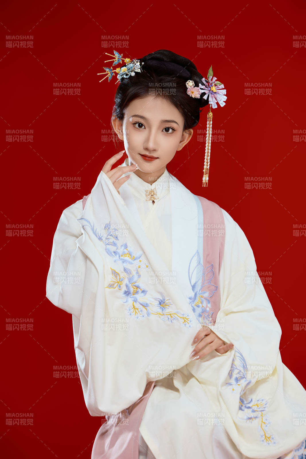 红色背景下穿着中国明朝明制汉服服饰的少女图片