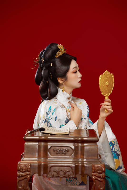 红色背景下穿着中国明朝明制汉服服饰的少女图片