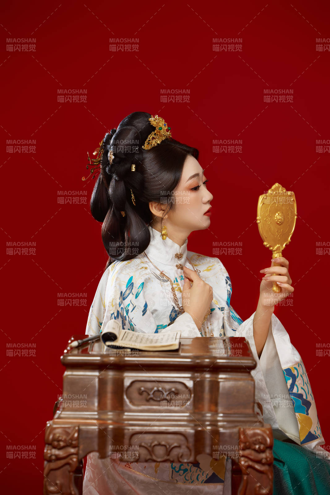 红色背景下穿着中国明朝明制汉服服饰的少女图片