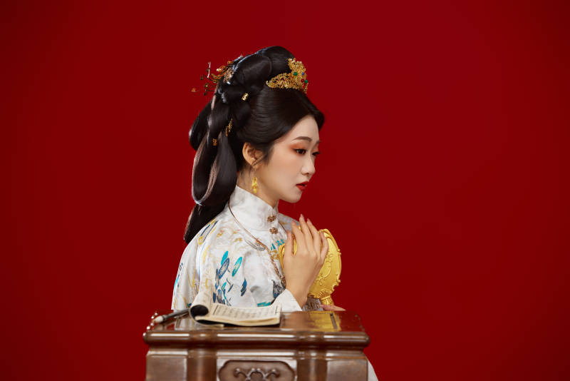 红色背景下穿着中国明朝明制汉服服饰的少女图片