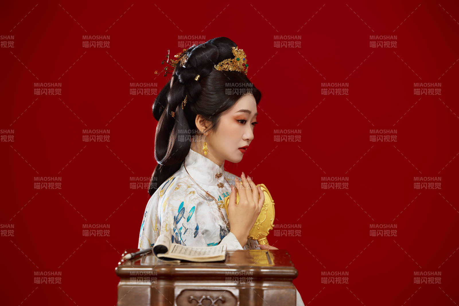 红色背景下穿着中国明朝明制汉服服饰的少女图片