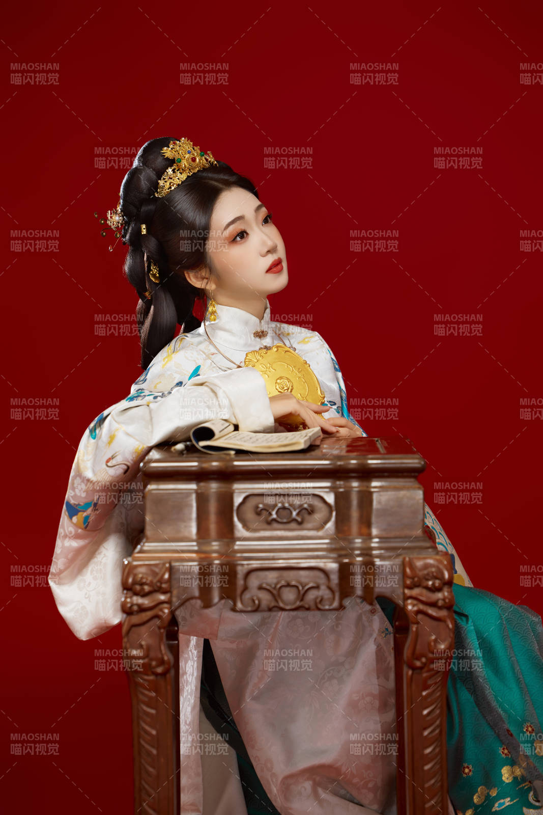 红色背景下穿着中国明朝明制汉服服饰的少女图片