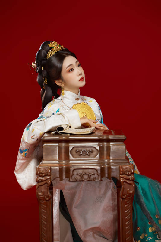 红色背景下穿着中国明朝明制汉服服饰的少女图片